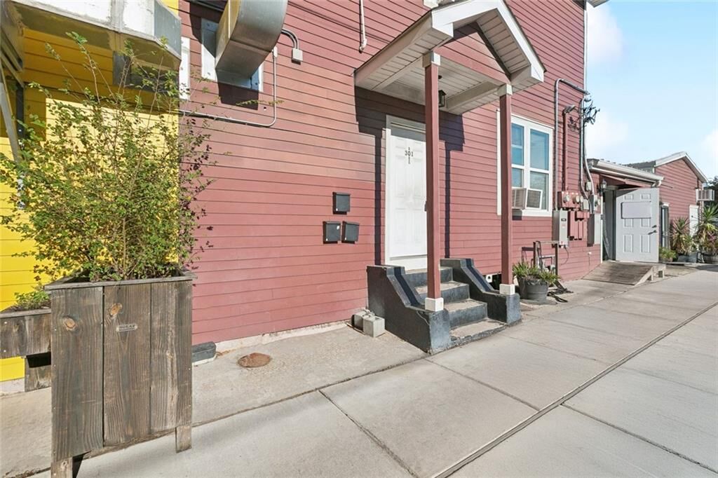 Property Photo: 301 N Rendon Street LA 70119