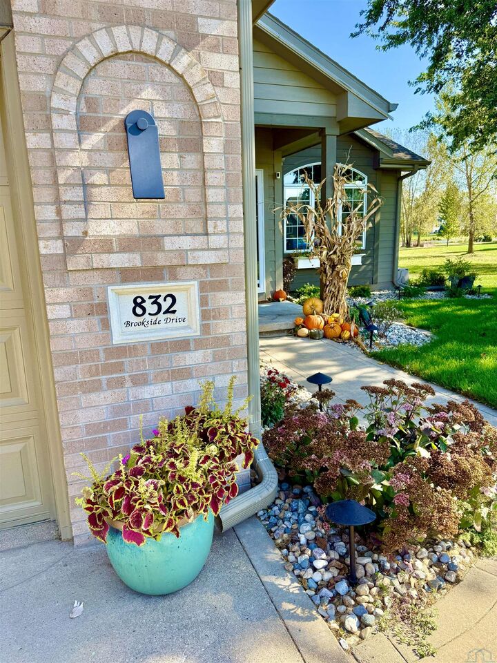 Property Photo: 832 Brookside Dr SD 57038