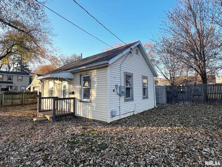 Property Photo: 1411 E Crestwood Drive IL 61614