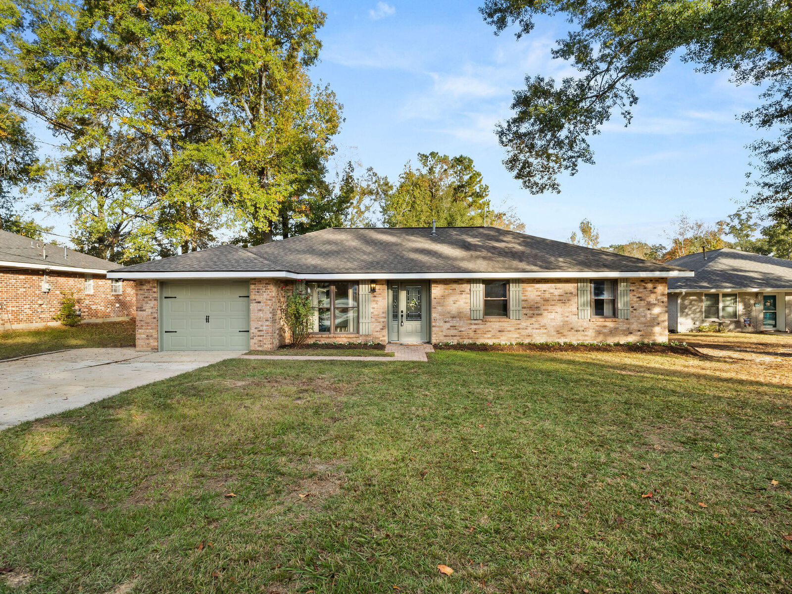 Property Photo:  810 Royal Oak Ln  LA 70634 