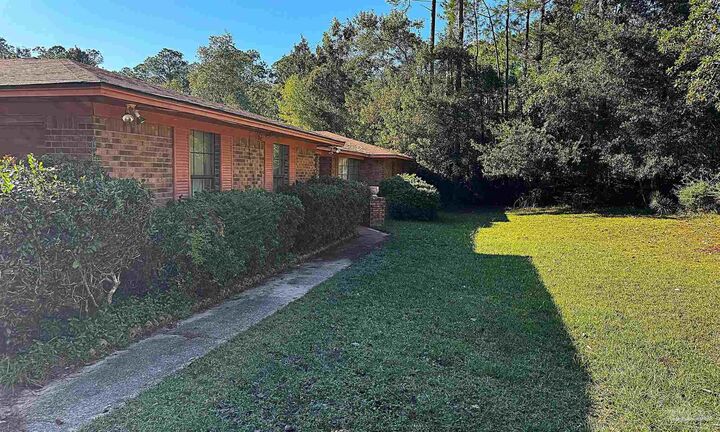 Property Photo: 210 Man O War Cir FL 32533