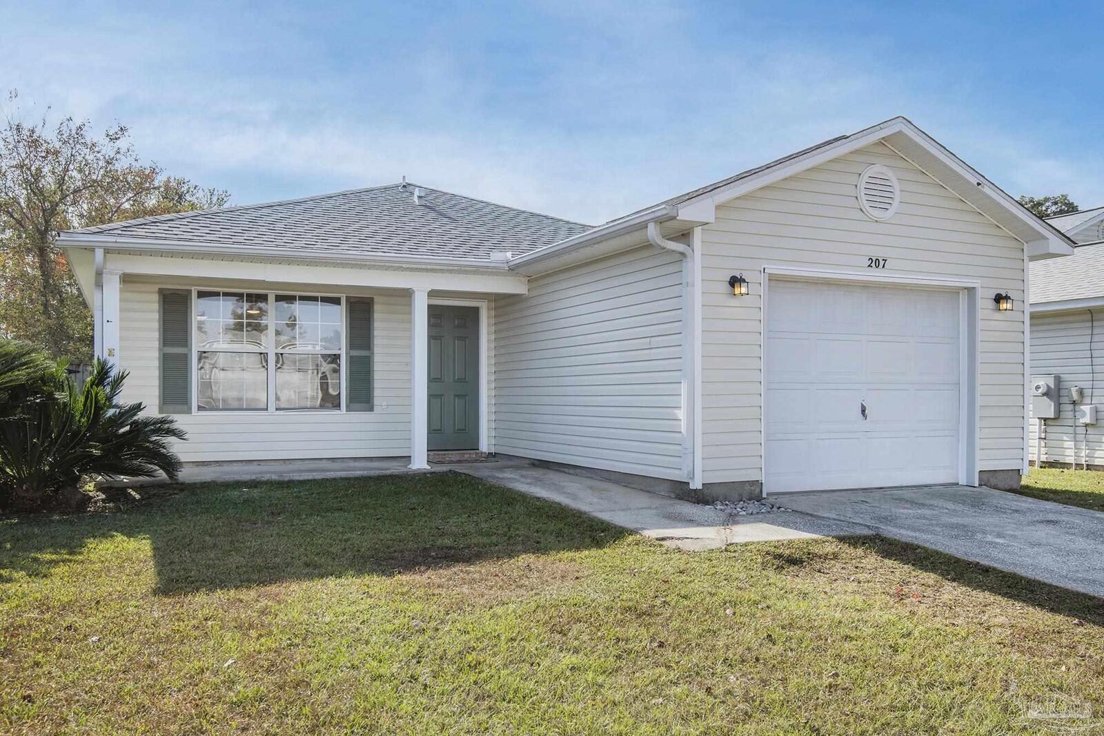 Property Photo:  207 Leebeck Cir  FL 32534 