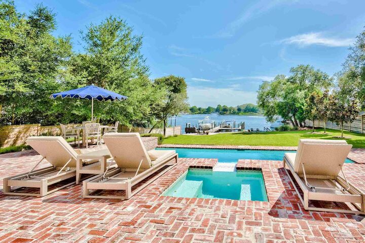 Property Photo: 737 Bayou Dr FL 32541