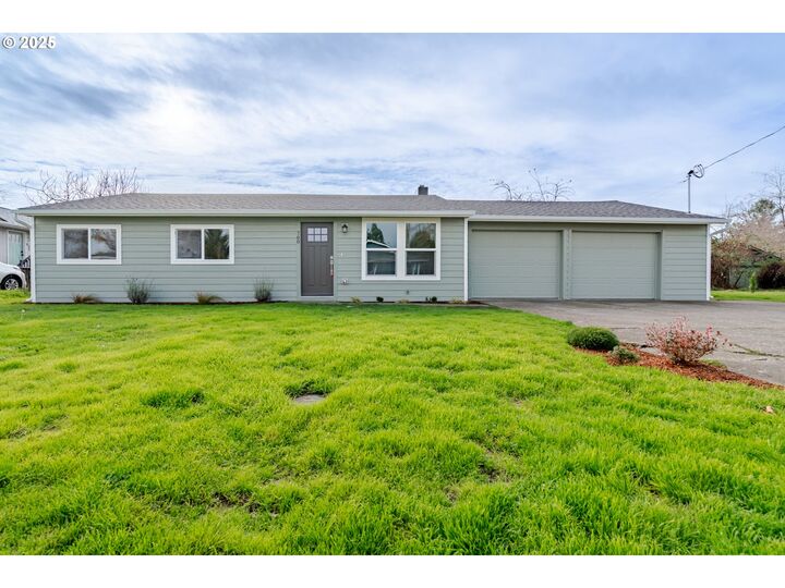 Property Photo: 760 E Elmore St OR 97355