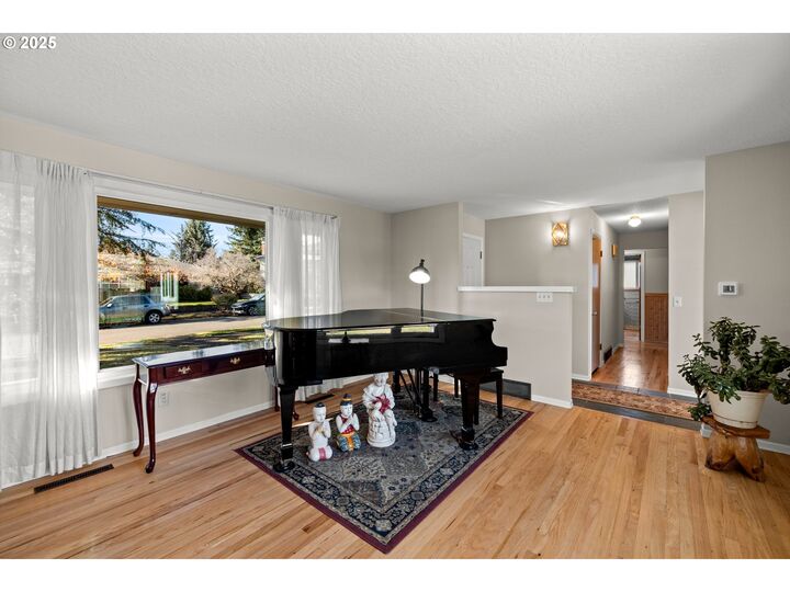 Property Photo:  356 NE 108th Pl  OR 97220 