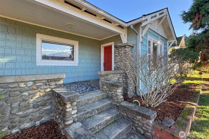 Property Photo: 513 E Third Street WA 98362