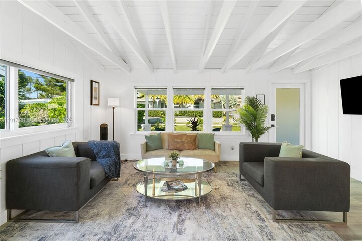 Property Photo:  1464 NE 24th St  FL 33305 