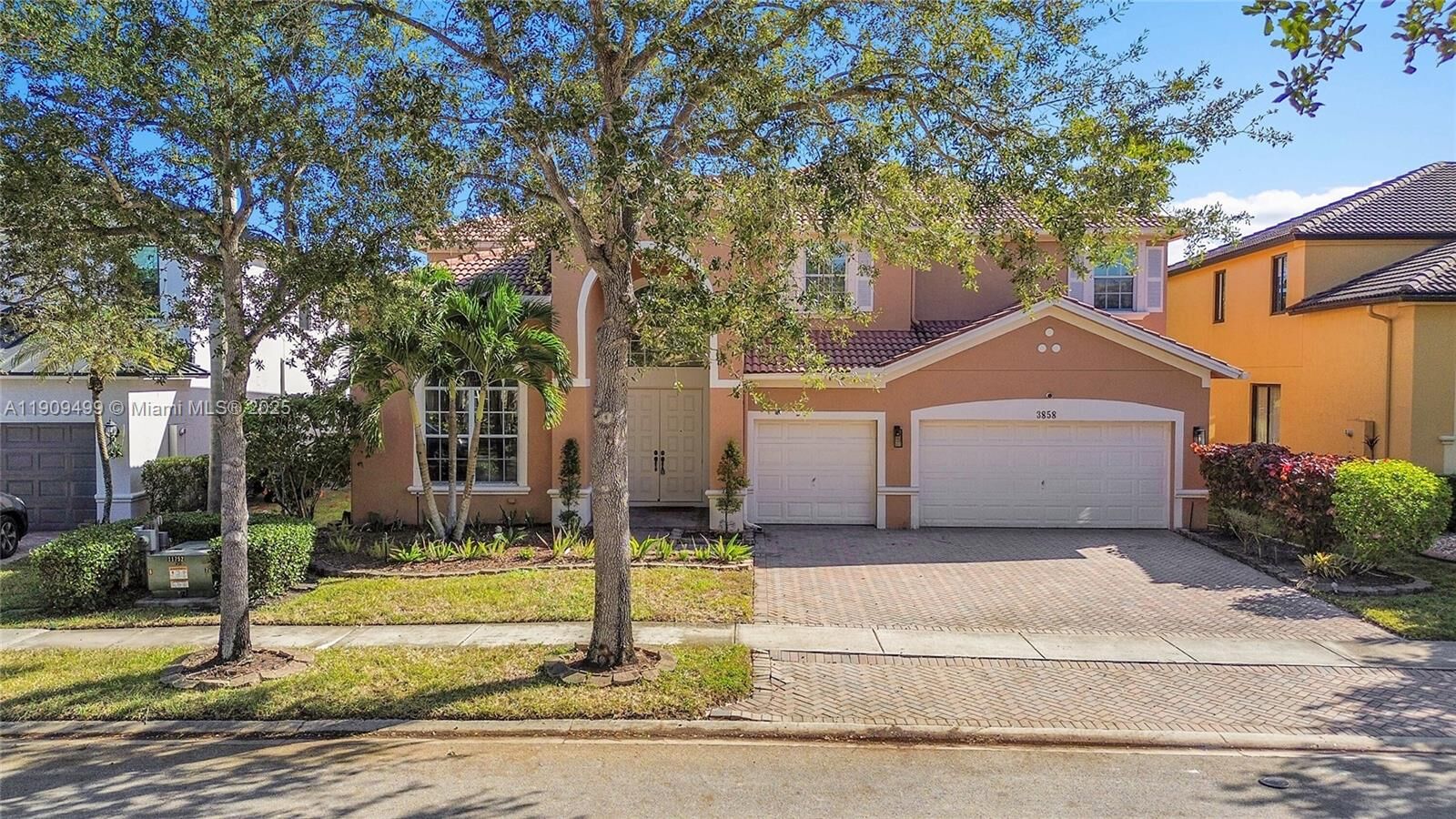 Property Photo: 3858 W Hibiscus St FL 33332