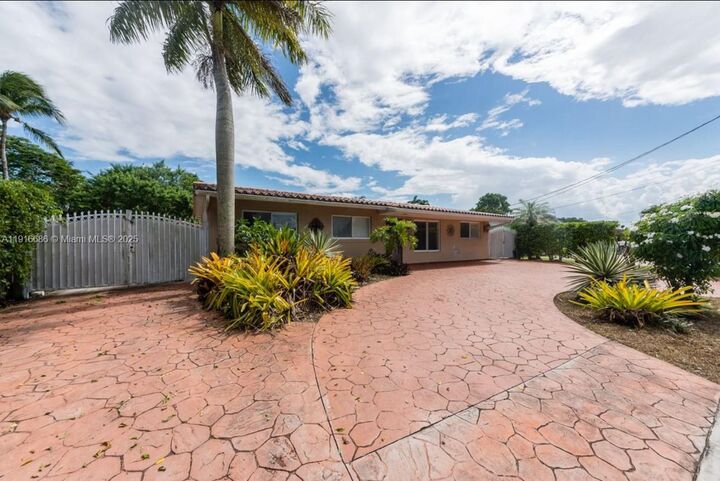 Property Photo: 10260 SW 48th St FL 33165