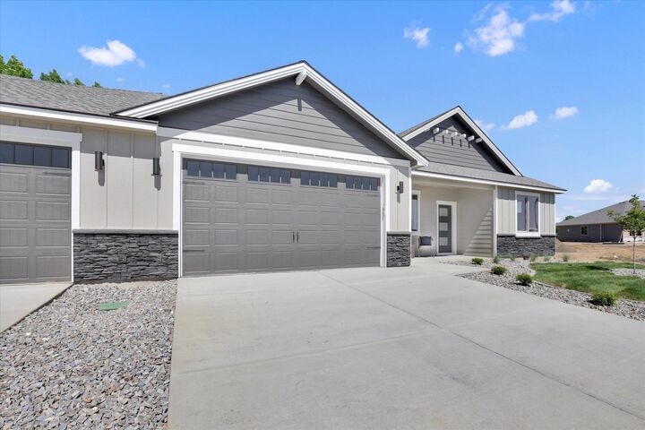 Property Photo: 1109 - Unit 16 N Country Club Dr 16 WA 99006