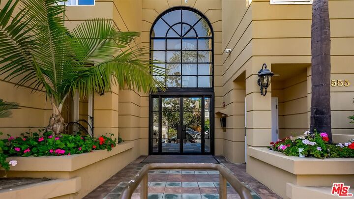 Property Photo:  10555 Ashton Ave  CA 90024 