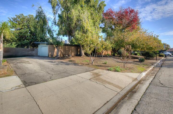 Property Photo:  1326 W Morris Avenue  CA 93711 