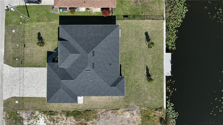 Property Photo: 907 SW 15th Place FL 33991