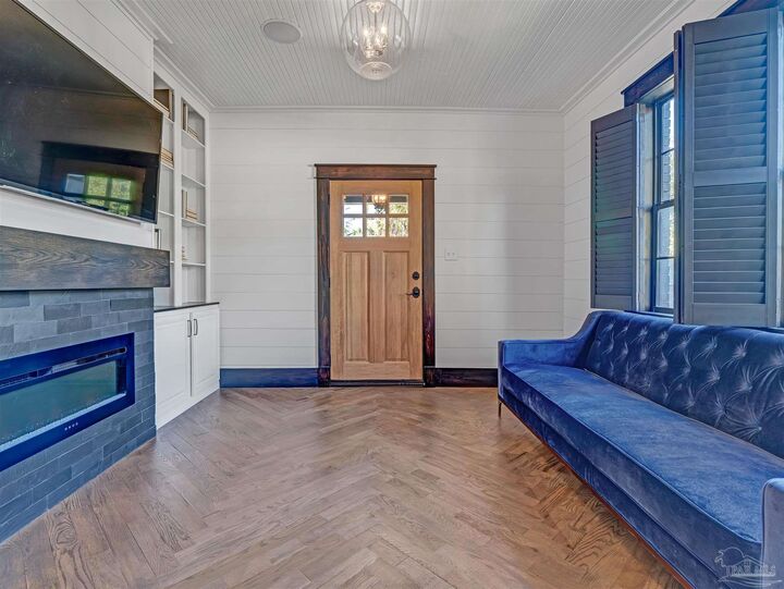 Property Photo:  1408 N 7th Ave  FL 32503 