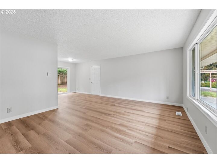 Property Photo:  741 SE 36th Ave  OR 97123 