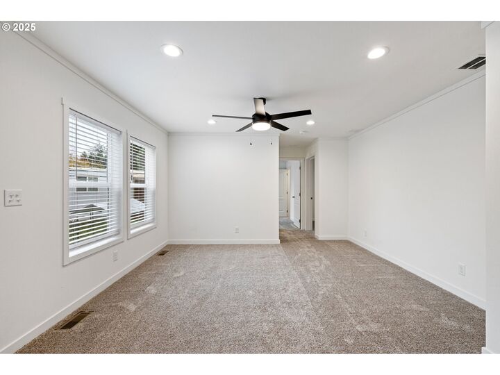 Property Photo: 4900 Royal Ave 3 OR 97402