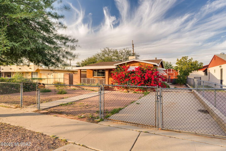 Property Photo: 2827 E 20th Street AZ 85716