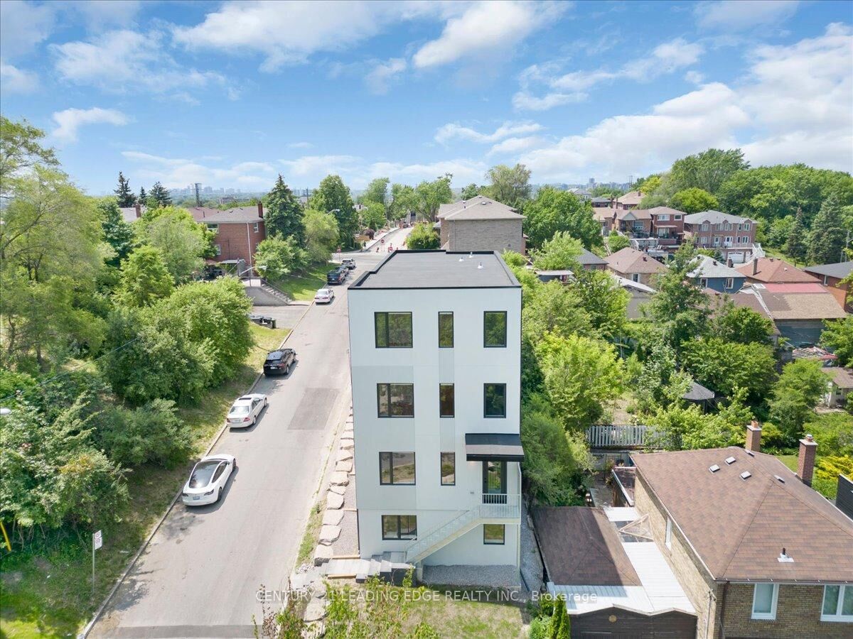 Property Photo:  10 Summit Avenue 3  ON M6E 1X4 