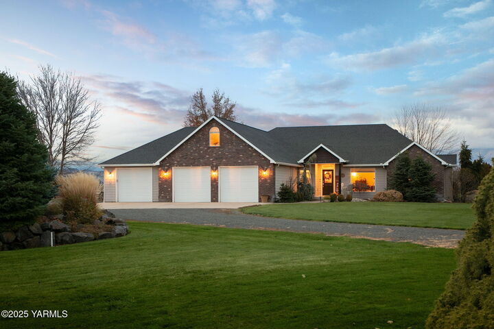 Property Photo:  1701 Mapleway Rd  WA 98908 