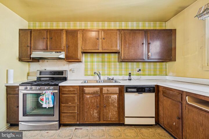 Property Photo:  7518 Harmans Road  MD 21077 