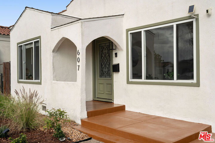 Property Photo: 607 W 111th Pl CA 90044