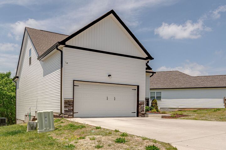 Property Photo: 647 Faye Aly TN 37172