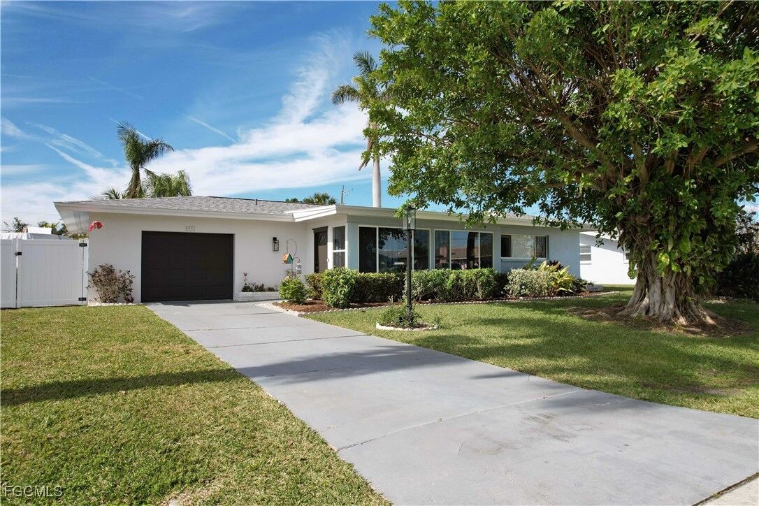 Property Photo:  4932 Nassau Court  FL 33904 