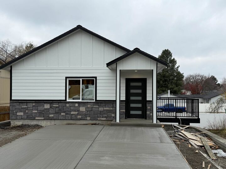 Property Photo:  327 N Bannen Rd  WA 99216 