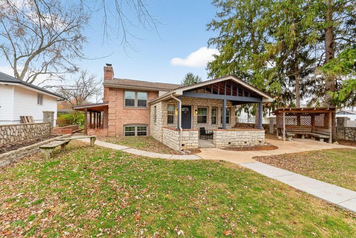 Property Photo:  17 E Oak Street  OH 43110 