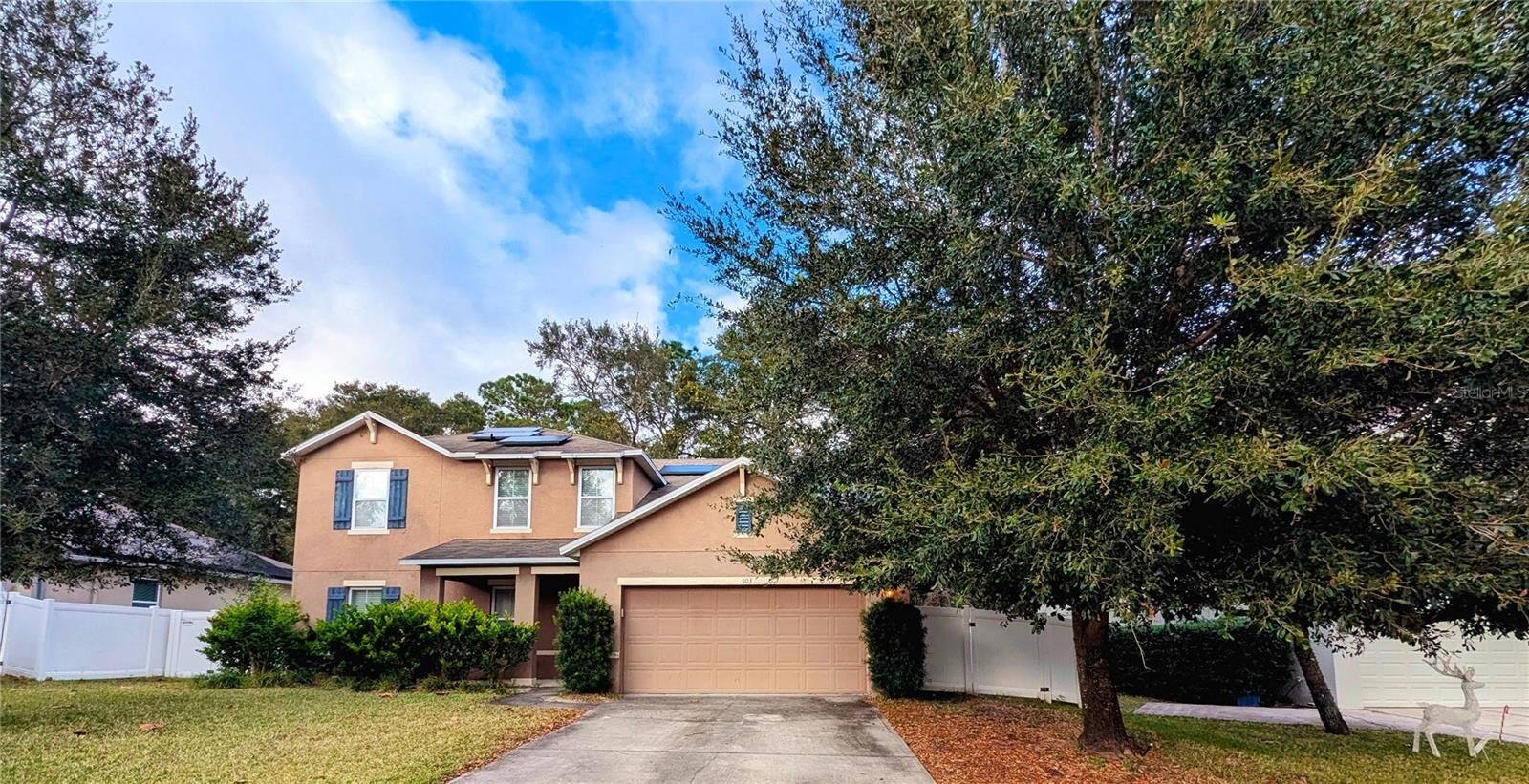 Property Photo: 103 Cinnamon Oak Drive FL 32724