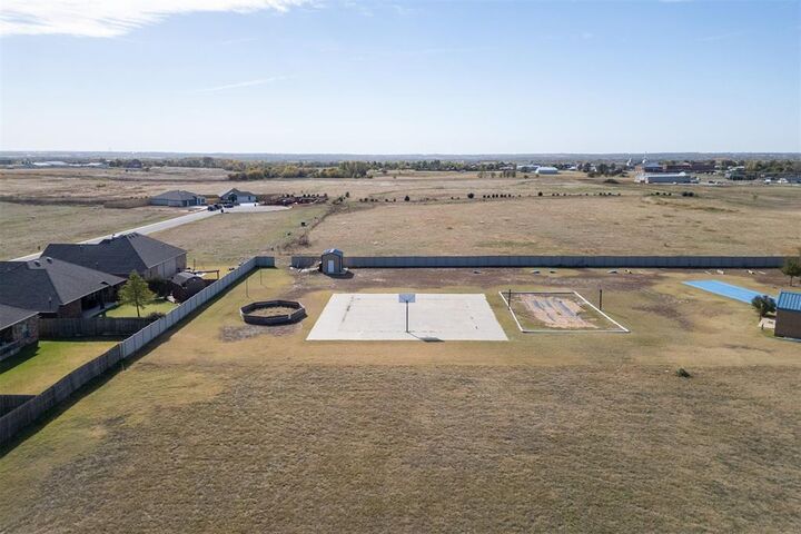 Property Photo: 1221 Walnut Brook Road OK 73078