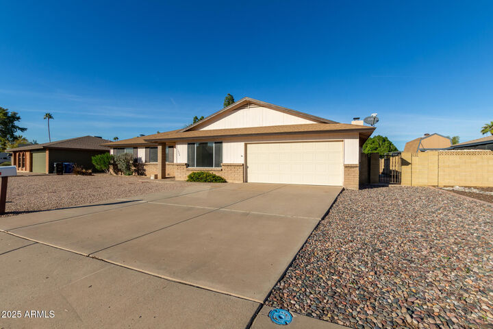 Property Photo: 1046 E Carmen Street AZ 85283