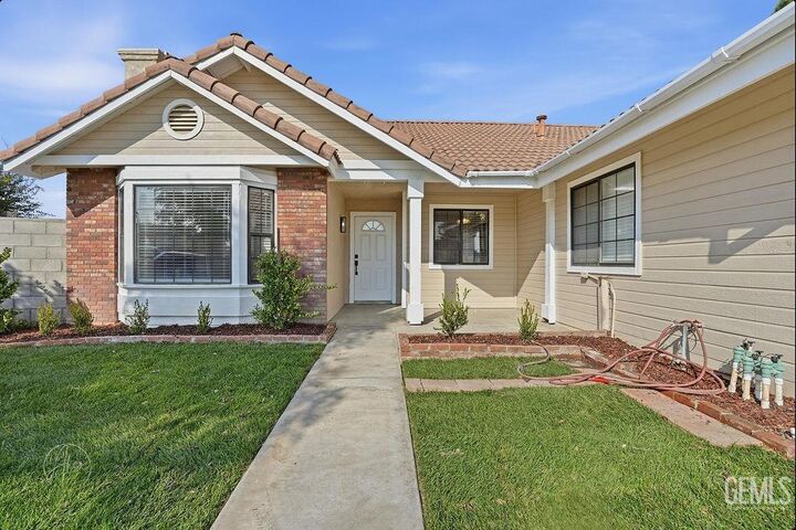 Property Photo: 6903 Vanilla Court CA 93313