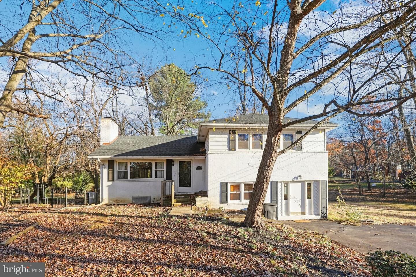 Property Photo:  1105 Westbriar Court NE  VA 22180 