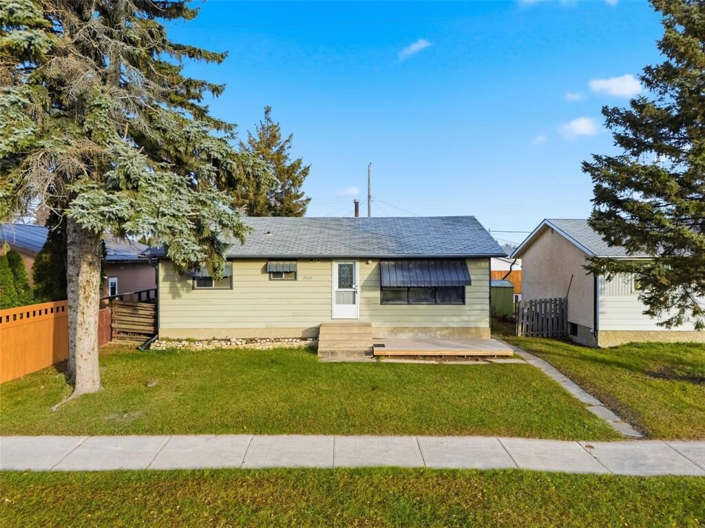 Property Photo: 2005 Selkirk Avenue MB R2R 1R5