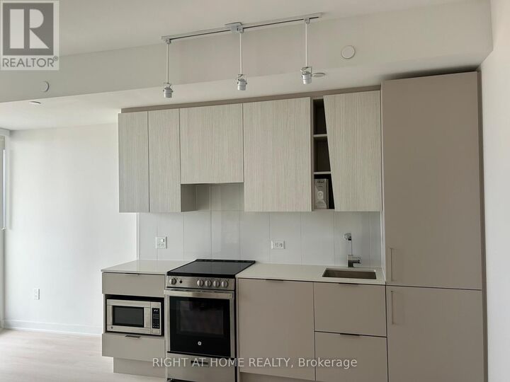 Property Photo:  3900 Confederation Pkwy Parkway 3802  ON L5B 0M3 