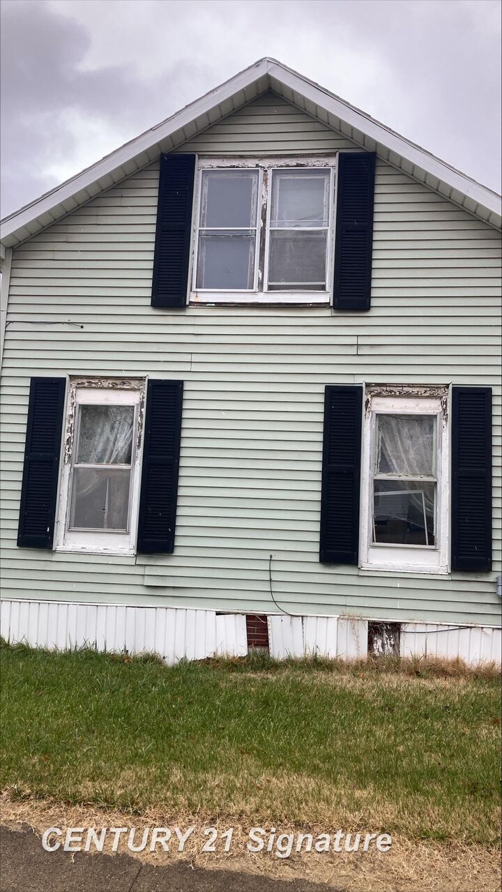 Property Photo: 828 W Remington Street MI 48602