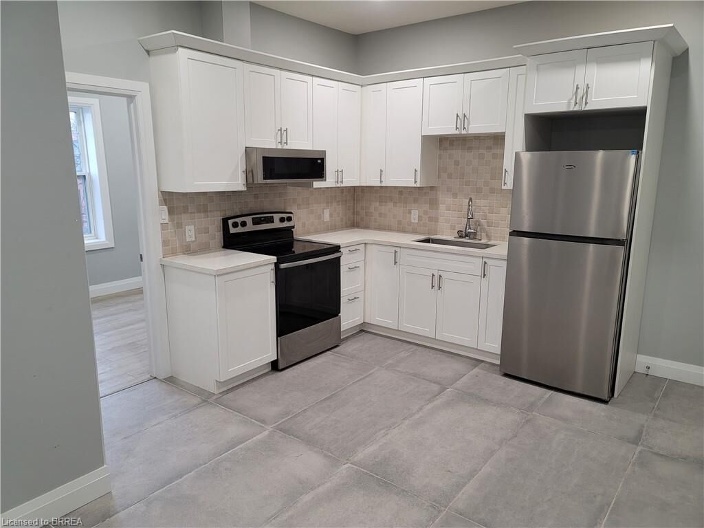 Property Photo:  427 Colborne Street 6  ON N3S 3N5 