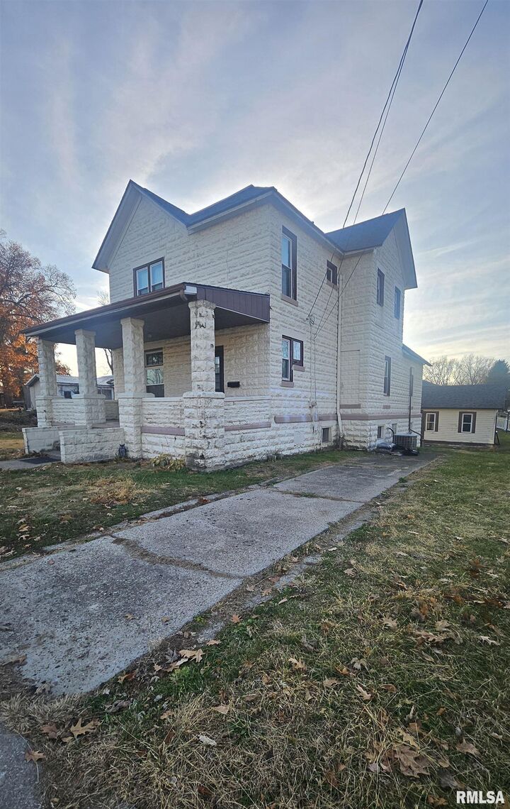 Property Photo:  428 N Main Street  IL 61542 
