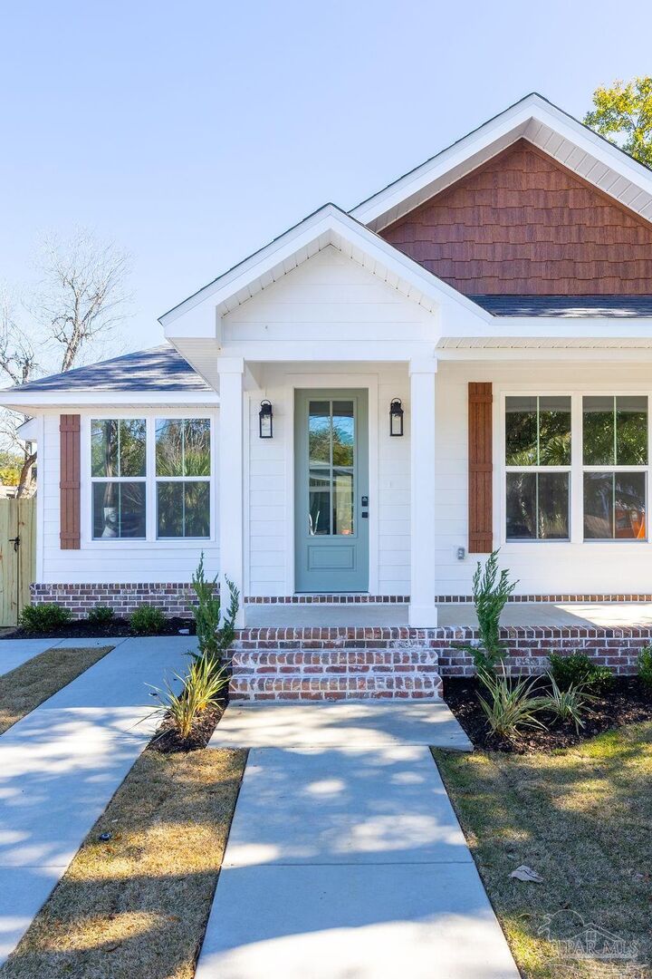 Property Photo:  1212 N 6th Ave  FL 32503 