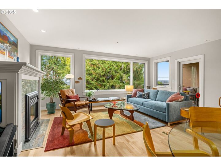 Property Photo:  780 NW Westover Sq 3  OR 97210 