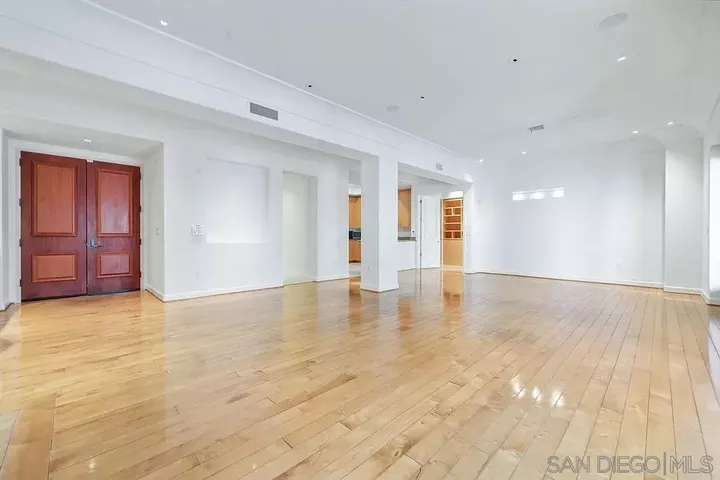 Property Photo: 464 Prospect St 610 CA 92037