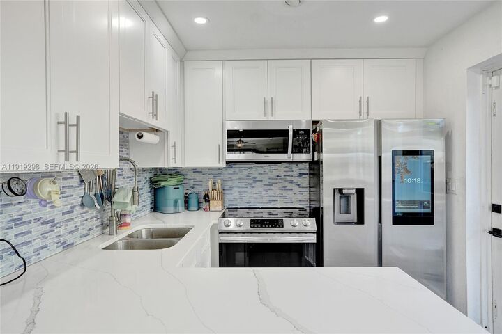 Property Photo:  4525 NE 21st Ave 5  FL 33308 