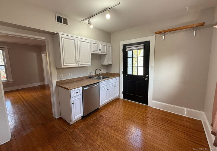 Property Photo: 1752 Farmington Avenue 3 CT 06085