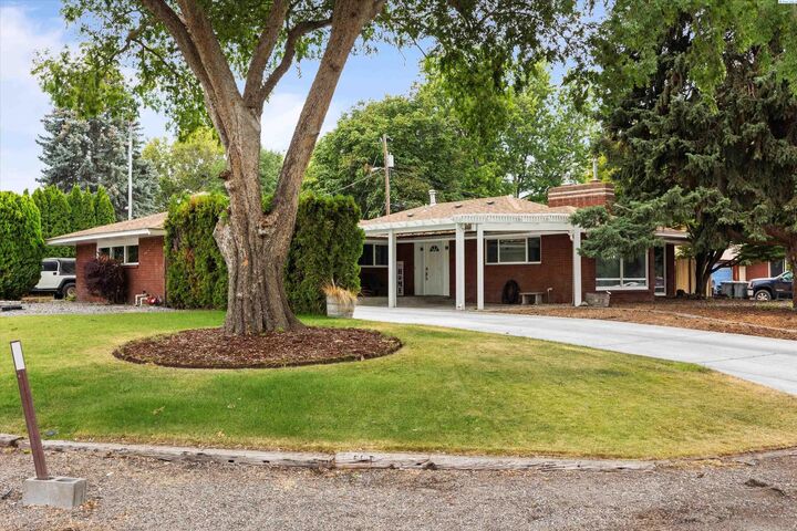 Property Photo: 803 W 23rd Pl WA 99337