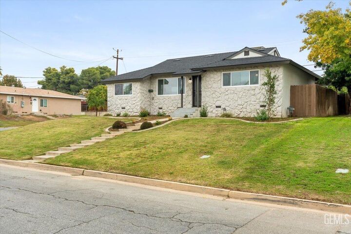 Property Photo:  2825 Arnold Street  CA 93305 