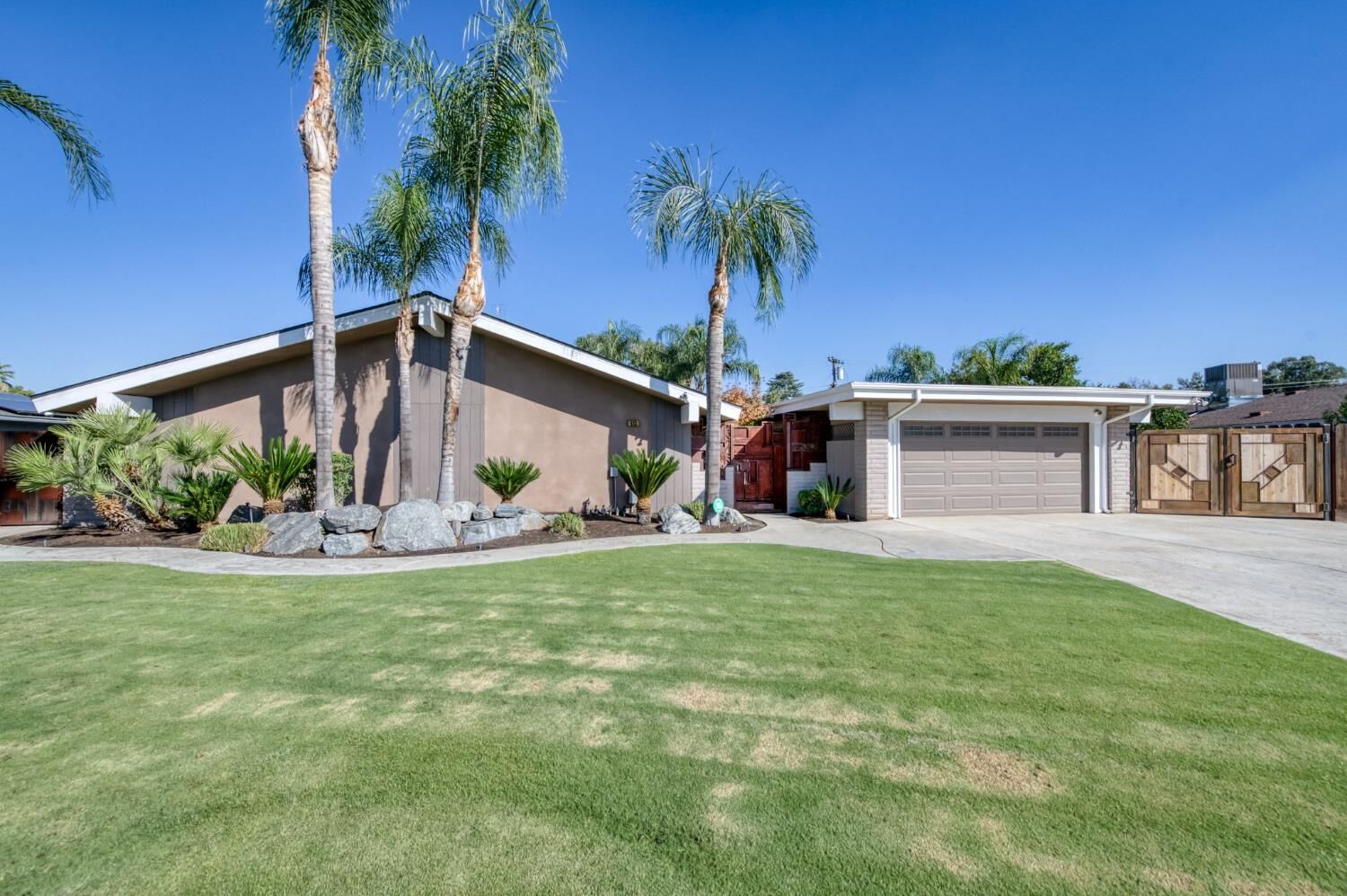 Property Photo:  833 S Stanford Avenue  CA 93727 