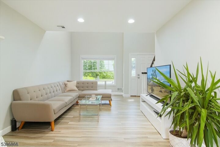 Property Photo:  471 N Midland Ave 10  NJ 07663 