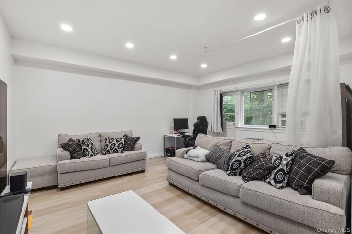 Property Photo:  140 N Broadway It9  NY 10533 