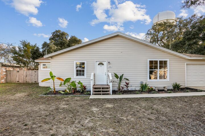 Property Photo: 100 NW King Street FL 32548